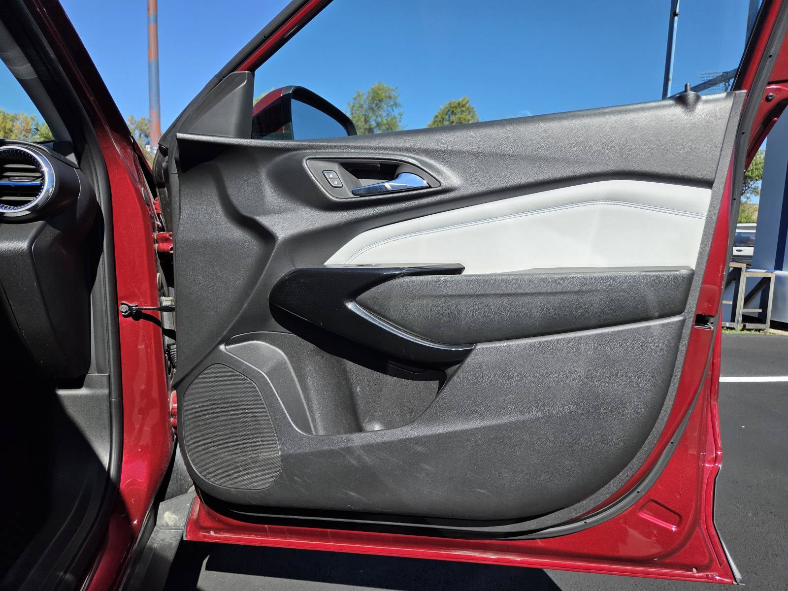 Used 2025 Chevrolet Trax LT w/ LT Convenience Package FWD image 22