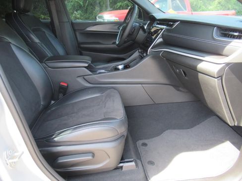 Used 2024 Jeep Grand Cherokee L Altitude RWD image 10