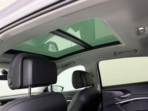 Used 2022 Audi e-tron Premium Plus w/ Premium Plus Package image 17