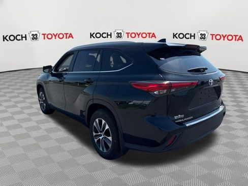 Used 2023 Toyota Highlander XLE AWD/4WD image 6
