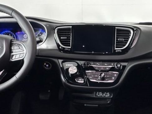 Used 2025 Chrysler Pacifica Select image 23