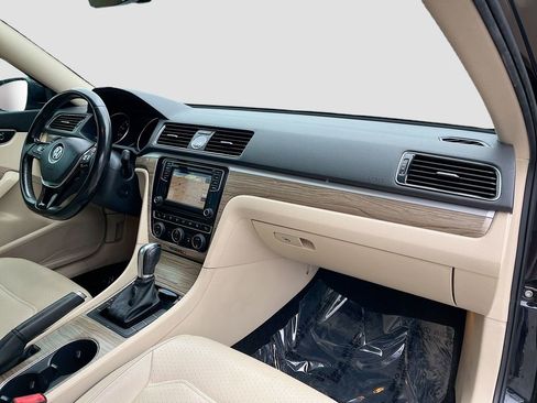 Used 2017 Volkswagen Passat 1.8T SE FWD image 29