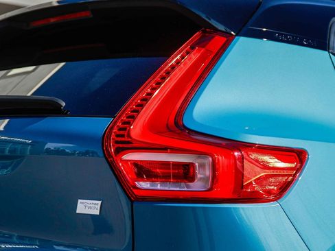 Used 2023 Volvo XC40 Recharge Core image 8