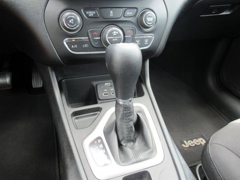 Used 2014 Jeep Cherokee Latitude w/ Comfort/Convenience Group FWD image 24