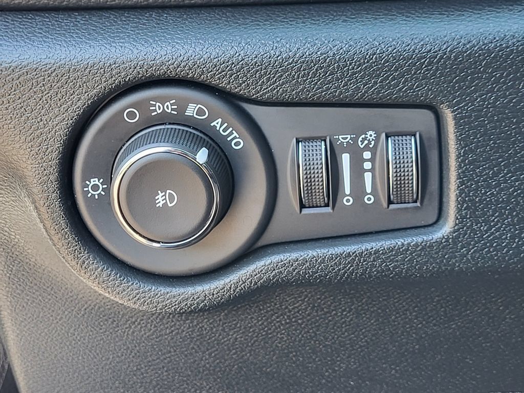 Used 2026 Chrysler Pacifica Limited AWD/4WD image 23