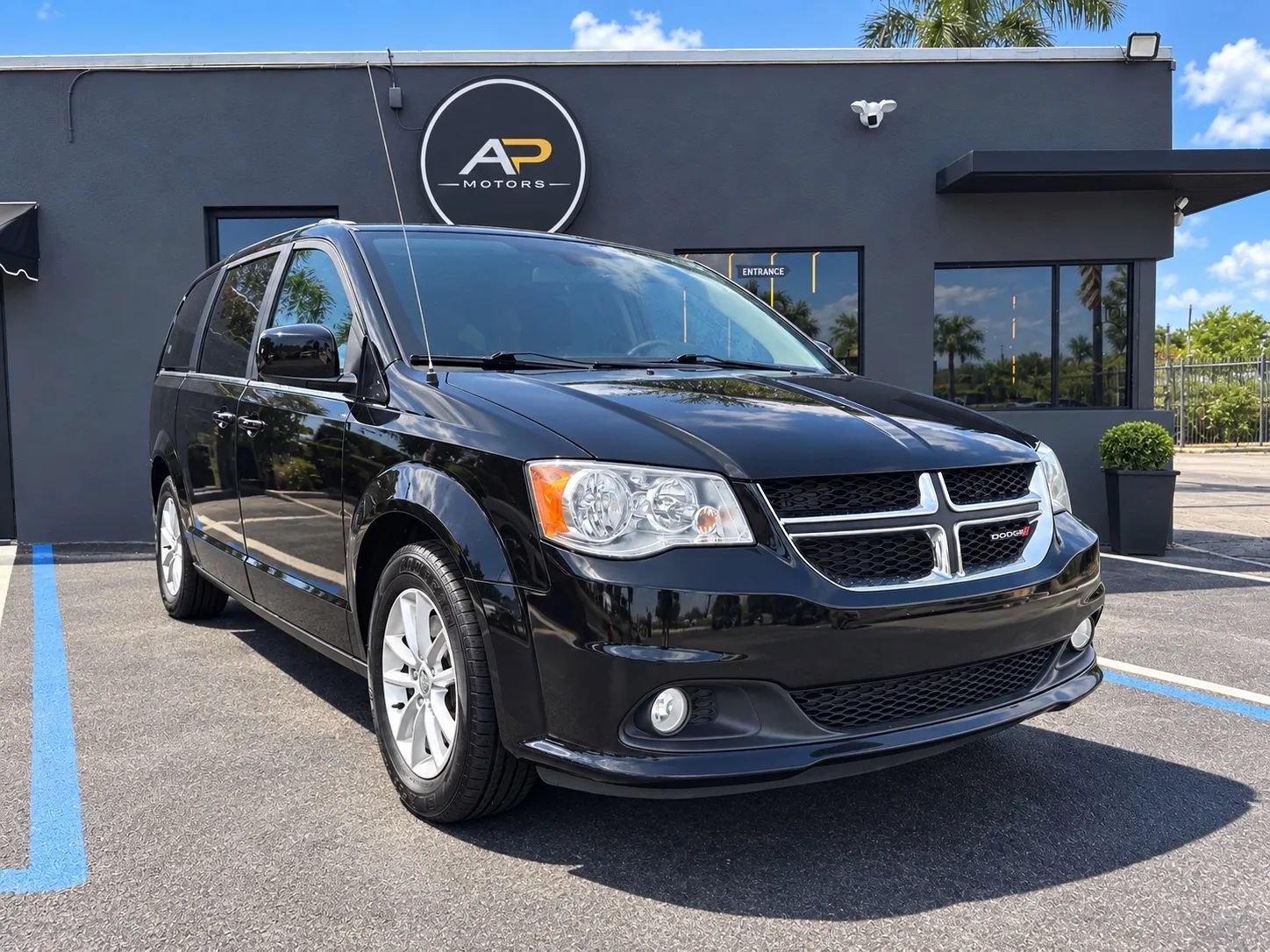 Used 2019 Dodge Grand Caravan SXT FWD image 1