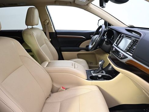 Used 2017 Toyota Highlander Limited AWD/4WD image 16