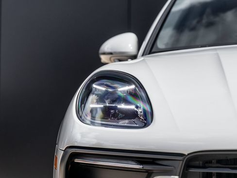 Used 2024 Porsche Macan AWD/4WD image 15