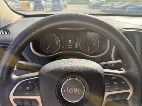 Used 2016 Jeep Cherokee Sport FWD image 17
