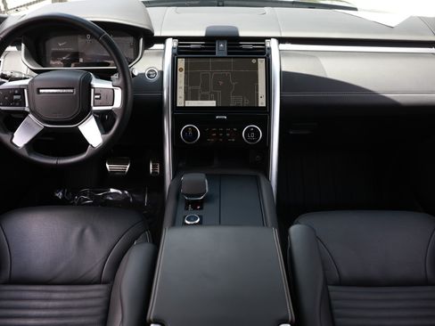 Used 2024 Land Rover Discovery Metropolitan Edition AWD/4WD image 2