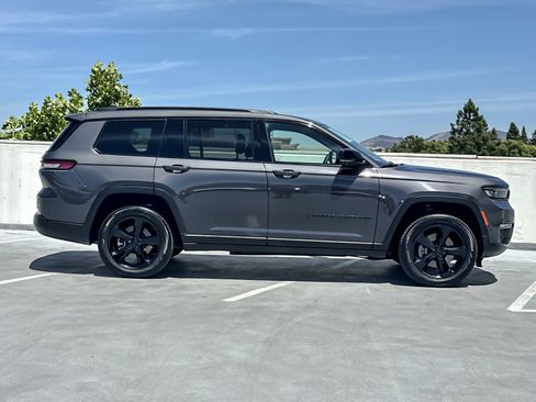 Used 2025 Jeep Grand Cherokee L Limited w/ Luxury Tech Group II AWD/4WD image 9