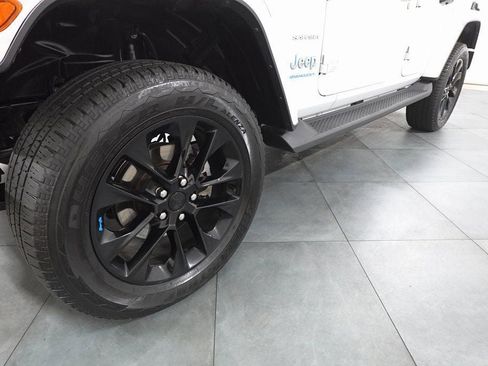 Used 2023 Jeep Wrangler Unlimited Sahara image 28