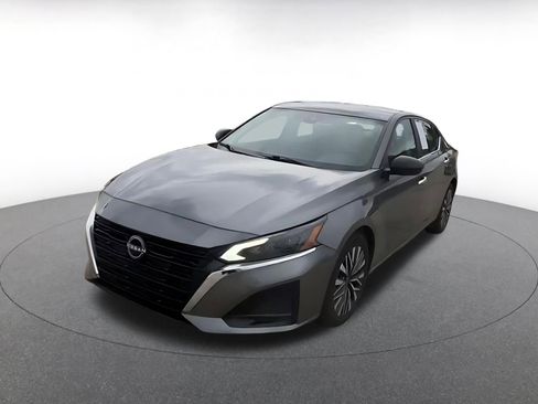 Used 2025 Nissan Altima 2.5 SV FWD image 7