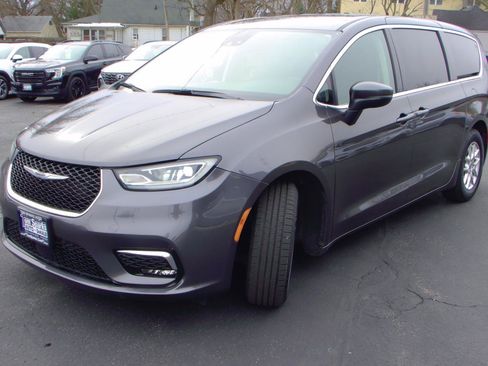 Used 2023 Chrysler Pacifica Touring-L image 3