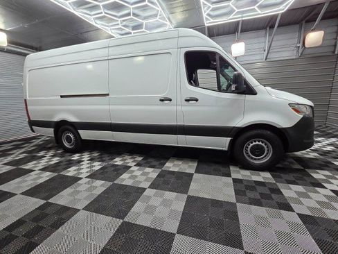 Used 2022 Mercedes-Benz Sprinter 2500 image 10