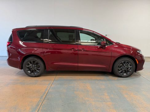 Used 2021 Chrysler Pacifica Touring-L w/ Uconnect Theater Family Group AWD/4WD image 6