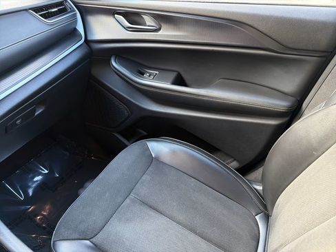 Used 2023 Jeep Grand Cherokee L Laredo image 30