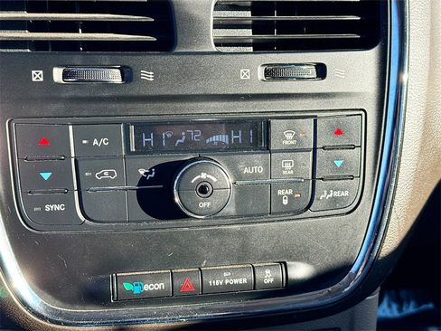 Used 2014 Chrysler Town & Country Touring image 12