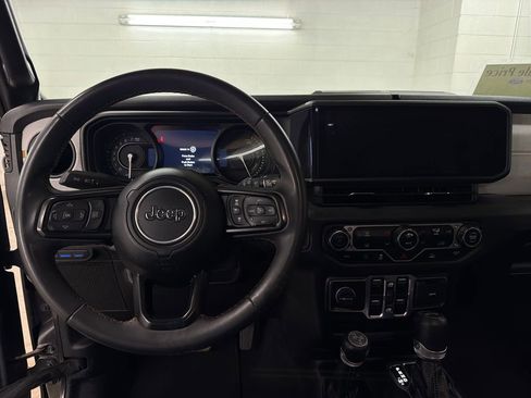 Used 2024 Jeep Wrangler Unlimited AWD/4WD image 9