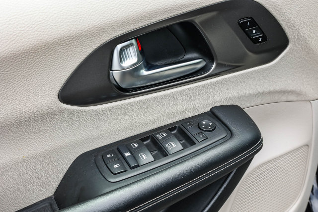 Used 2024 Chrysler Pacifica Touring-L FWD image 22