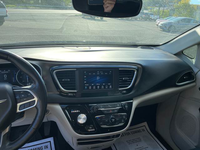 Used 2020 Chrysler Pacifica Touring-L FWD image 17