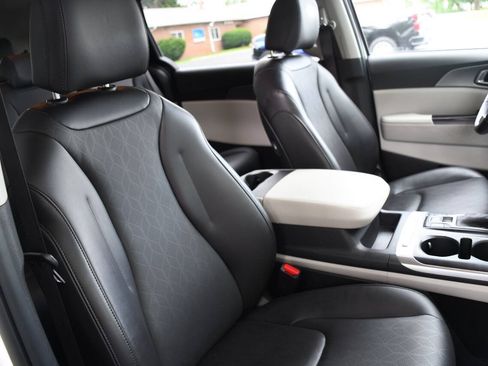 Used 2024 Kia Carnival LX FWD image 33