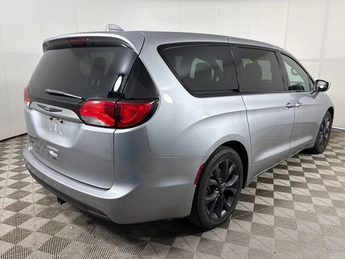 Used 2018 Chrysler Pacifica Touring Plus w/ S Appearance Package FWD image 4