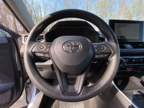 Used 2024 Toyota RAV4 XLE AWD/4WD image 28