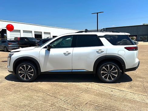 New 2026 Nissan Pathfinder Platinum w/ Accent Package AWD/4WD image 5