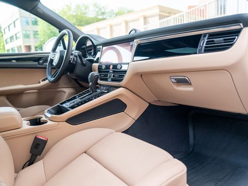 Certified 2025 Porsche Macan image 22