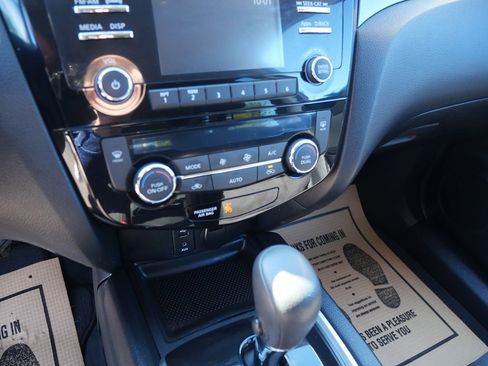 Used 2015 Nissan Rogue SV image 14