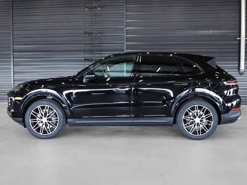 Used 2024 Porsche Cayenne AWD/4WD image 2