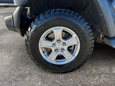 Used 2019 Jeep Wrangler Sport image 8