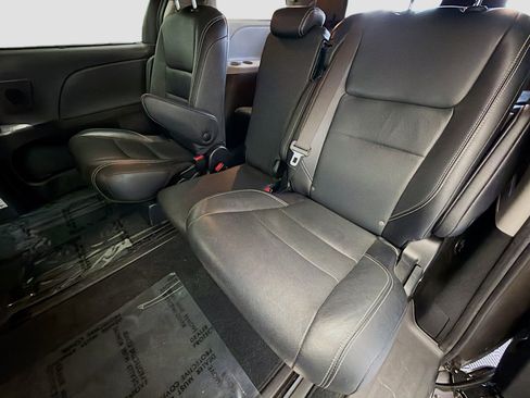 Used 2019 Toyota Sienna SE Premium w/ Protection Package image 13