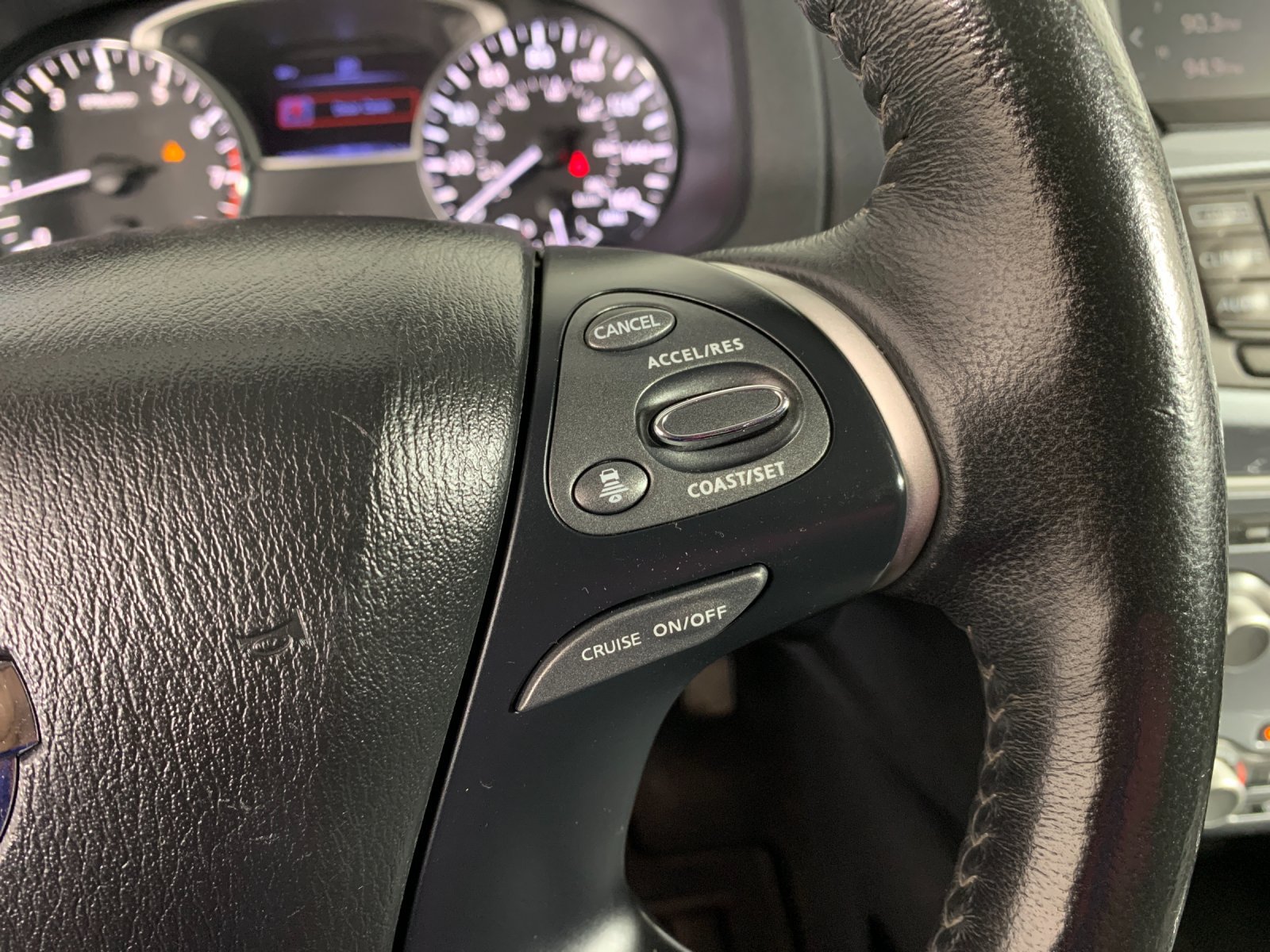 Used 2020 Nissan Pathfinder SL FWD image 19