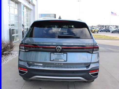 Used 2025 Volkswagen Taos SE w/ Panoramic Sunroof Package image 7