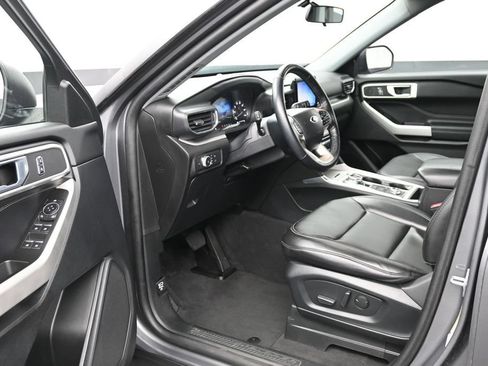 Used 2022 Ford Explorer XLT w/ Equipment Group 202A AWD/4WD image 9