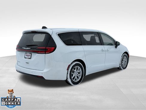 Used 2023 Chrysler Pacifica Touring-L image 5