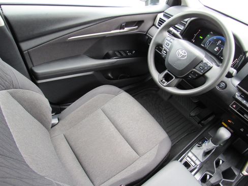 Used 2025 Toyota Camry LE FWD image 32