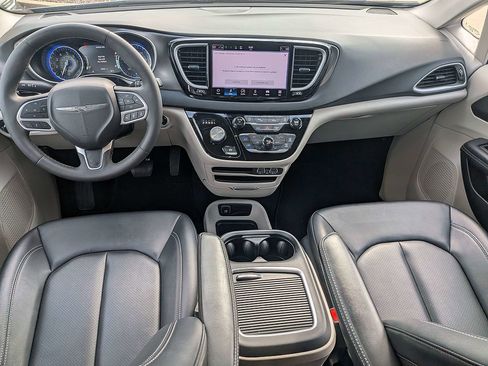 Used 2024 Chrysler Pacifica Touring-L FWD image 16