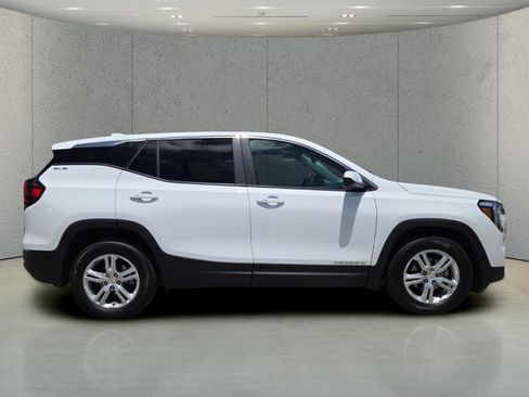 Used 2024 GMC Terrain SLE FWD image 2