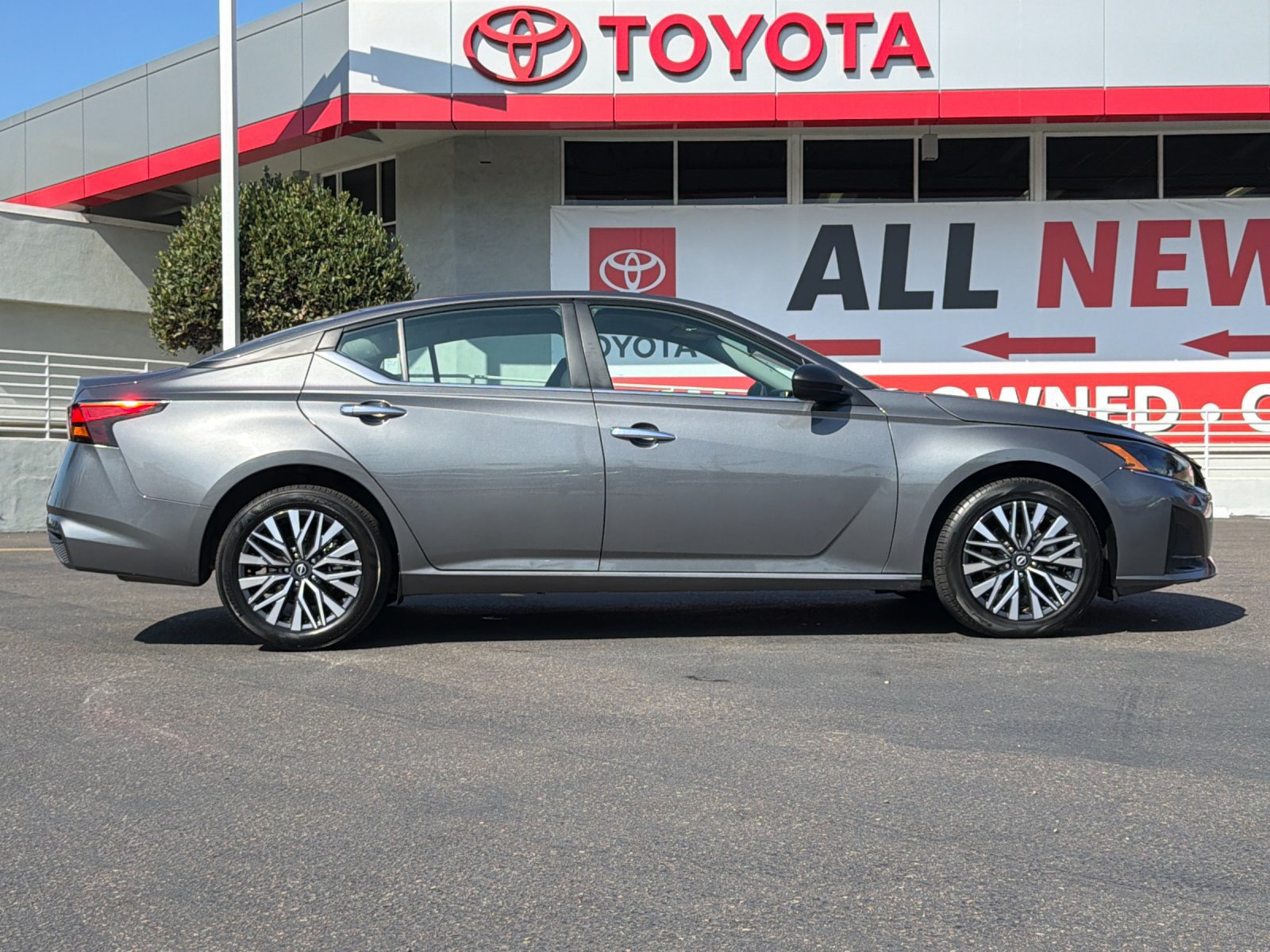 Used 2025 Nissan Altima 2.5 SV AWD/4WD image 6