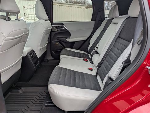 New 2025 Mitsubishi Outlander SE image 29