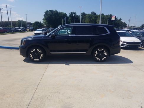Used 2023 Kia Telluride EX w/ EX Captain's Chair Package FWD image 4