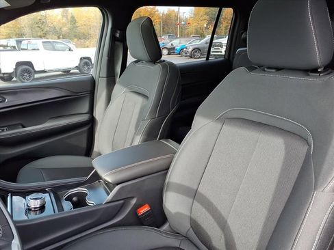 New 2025 Jeep Grand Cherokee L Laredo image 14