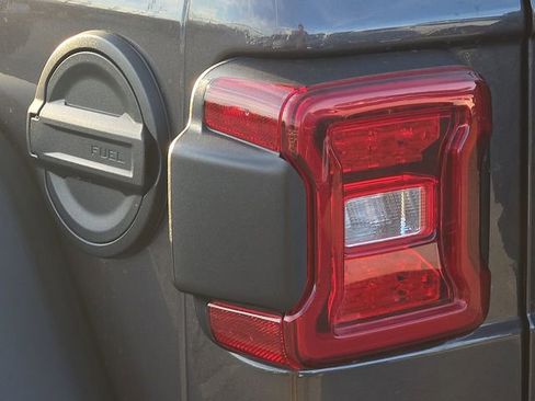 Used 2025 Jeep Wrangler Unlimited Rubicon image 10