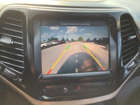 Used 2017 Jeep Cherokee Latitude w/ Safety/Convenience Group FWD image 23
