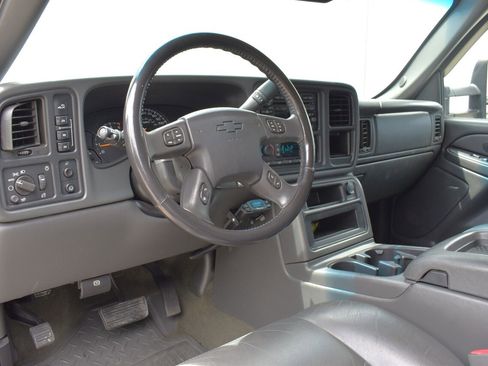 Used 2006 Chevrolet Silverado 2500 W/T AWD/4WD image 3