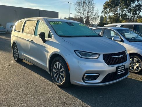 Used 2024 Chrysler Pacifica Select image 2