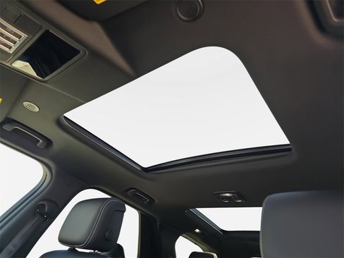 New 2025 Land Rover Discovery S image 32